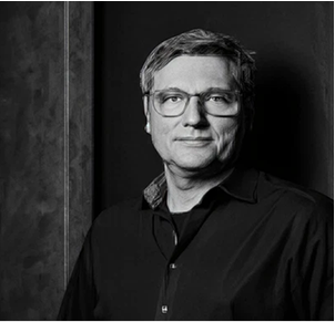 Projektleiter Lichtplanung Mit technischem Know-how und einem geschulten Blick fürs Detail begleitet Axel Brüggemann unsere Bauherren vom ersten Konzept bis zur Abnahme. Als IHK zertifizierter Lichtplaner verantwortet er die fachgerechte Planung, Produktauswahl und die Koordination aller Gewerke und sorgt dafür, dass jedes Lichtkonzept nicht nur durchdacht, sondern auch präzise umgesetzt wird.